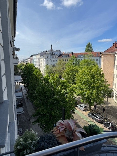 Frühling genießen auf dem Balkon in der Kastanienallee ab Juli 2025 Frühling genießen auf dem Balkon in der Kastanienallee ab Juli 2025