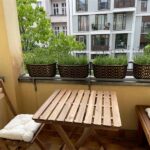 Frühling genießen auf dem Balkon mit Blick in den lebendigen Kiez