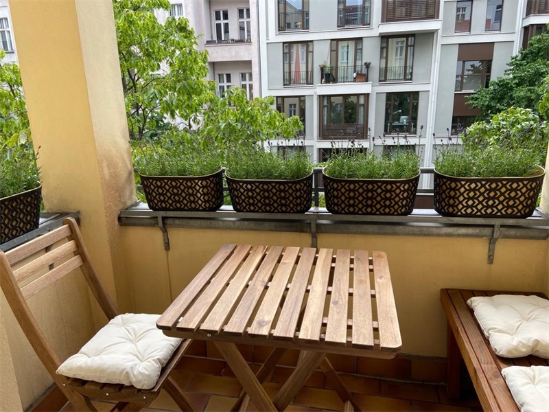 Frühling genießen auf dem Balkon mit Blick in den lebendigen Kiez
